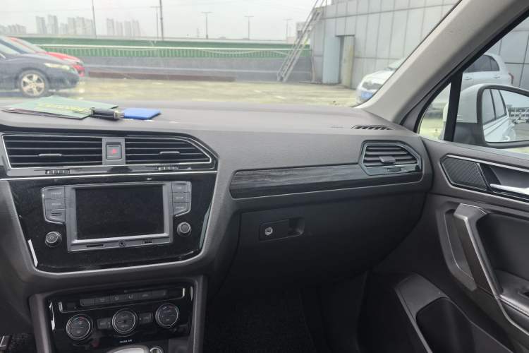 Used Volkswagen Tiguan L 2017 330TSI Automatic Two-Wheel Drive Comfort Edition Audio And AC Panel