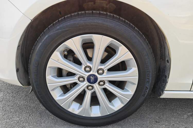 Used Ford Escort 2015 1.5L Automatic Fashion Model
