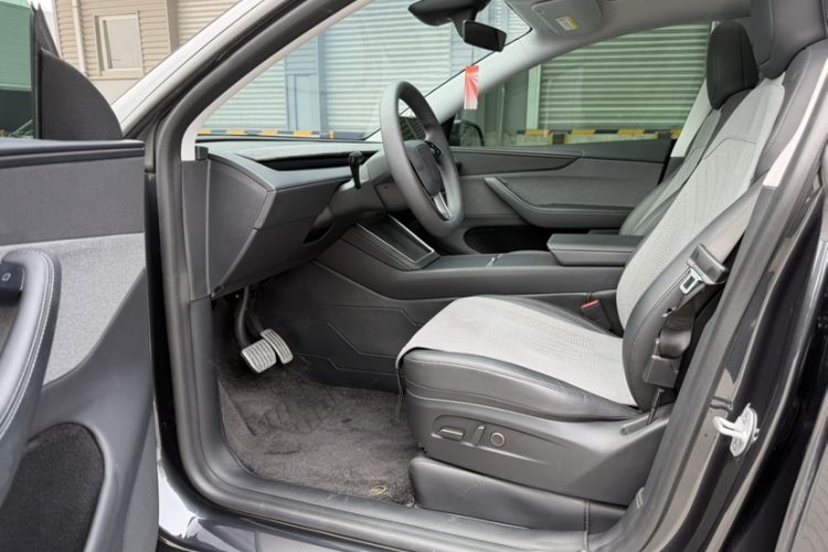 Used Tesla Model Y 2025 Rear-Wheel Drive First Edition Interior 7