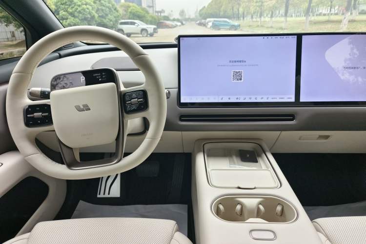 Used Li Auto i6 2025 Model Four-Wheel-Drive Standard Type Interior 9