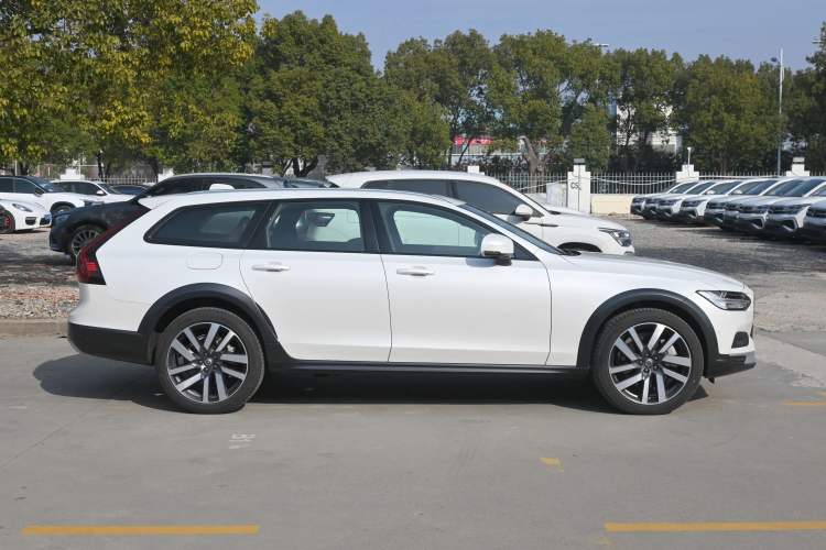 Used Volvo V90 2024 Cross Country B5 AWD Prestige Edition
