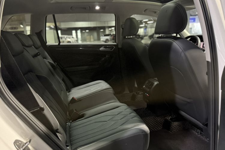 Used Volkswagen Tiguan L 2022 330TSI Automatic Two-Wheel Drive R-Line Enhanced Edition Interior 5