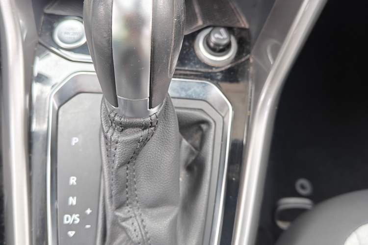 Used Volkswagen T-ROC 2021 280TSI DSG Two-Wheel Drive R-Line Pro Connected Version Gear Lever