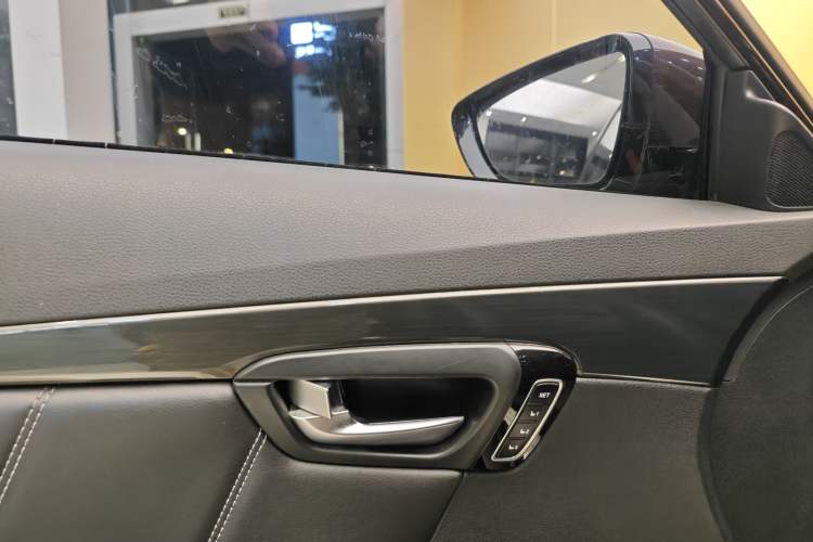 Used GAC Trumpchi GA6 2015 1.8T DCT Luxury Navigation Model Interior 3