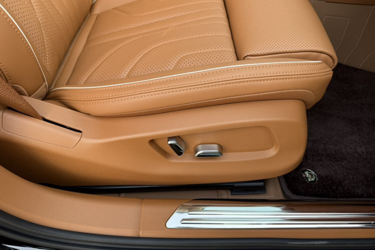 Used Hongqi H9 2025 Model Facelifted 2.0T Two-Wheel Drive Flag-Style Luxury Business Edition, 5 Seats
