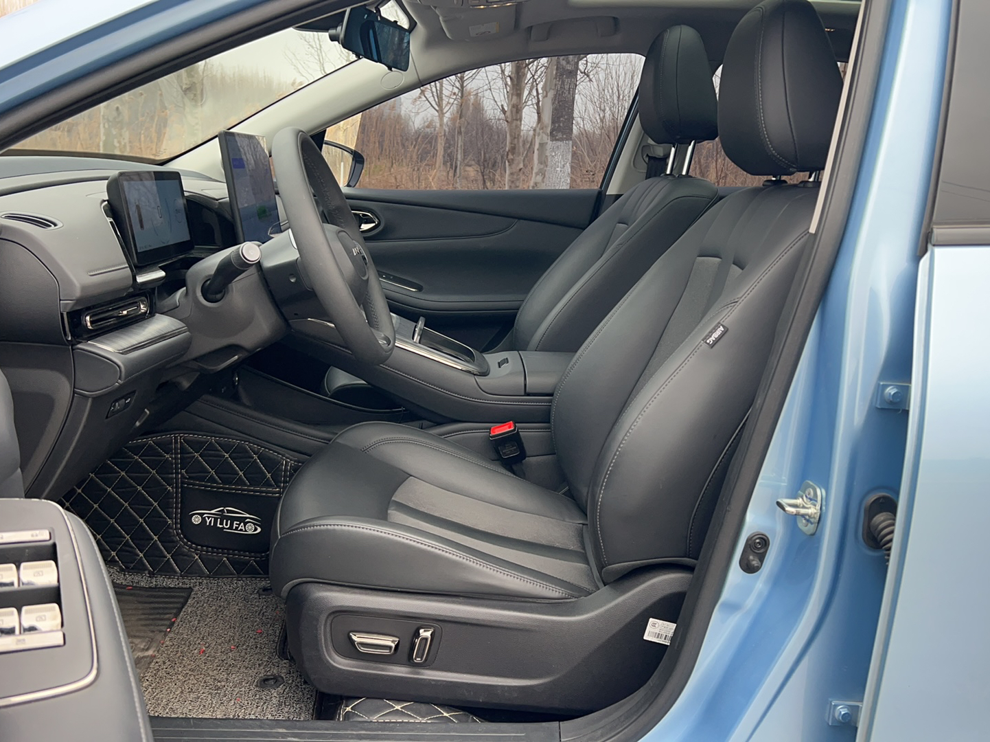 Переднее сиденье в автомобиле