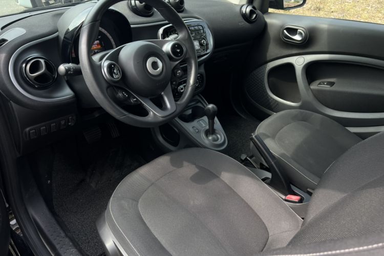 Used smart fortwo 2019 0.9T 66kW Hardtop Wind Power Edition China VI Interior 3