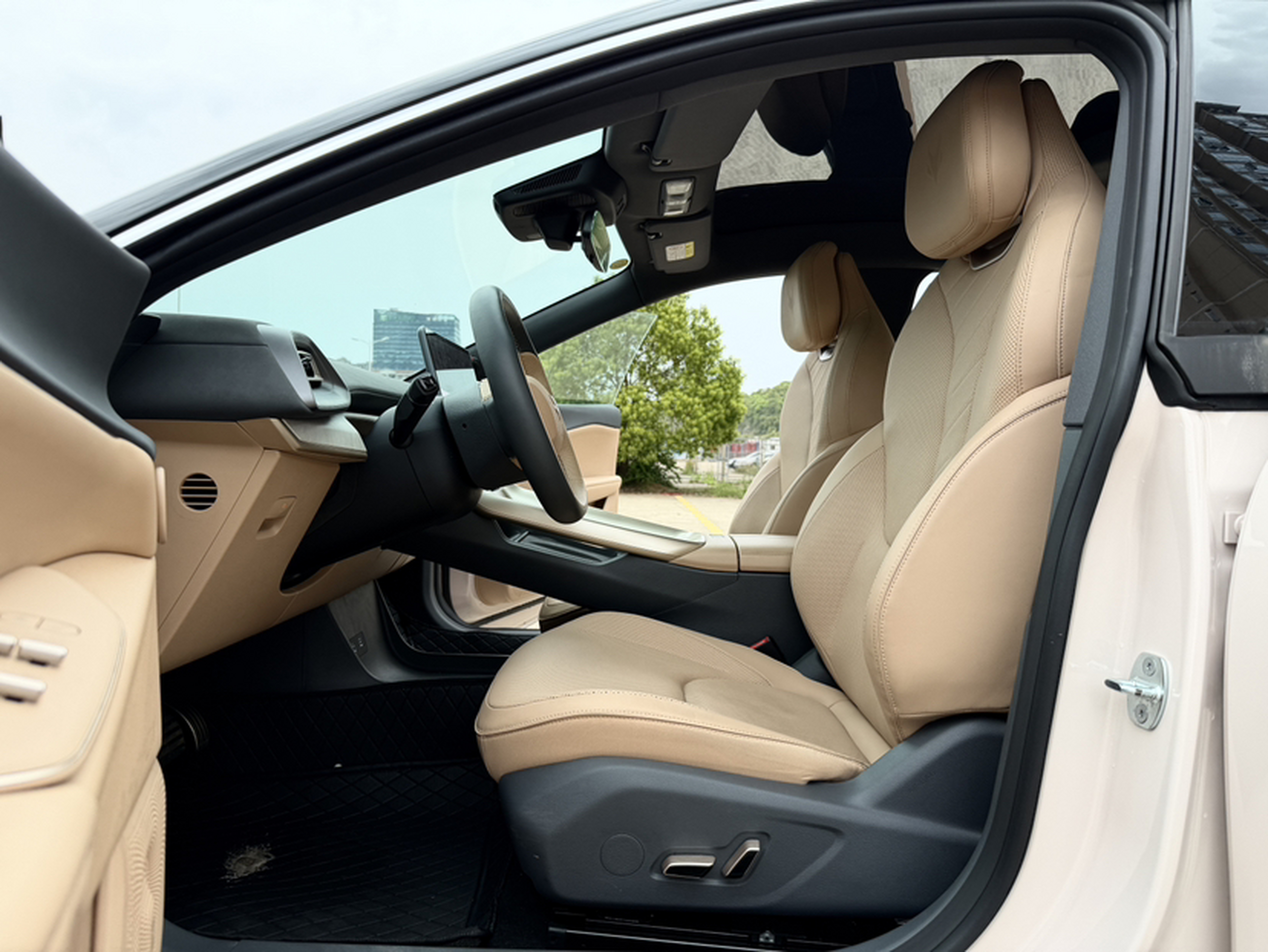 Переднее сиденье в автомобиле