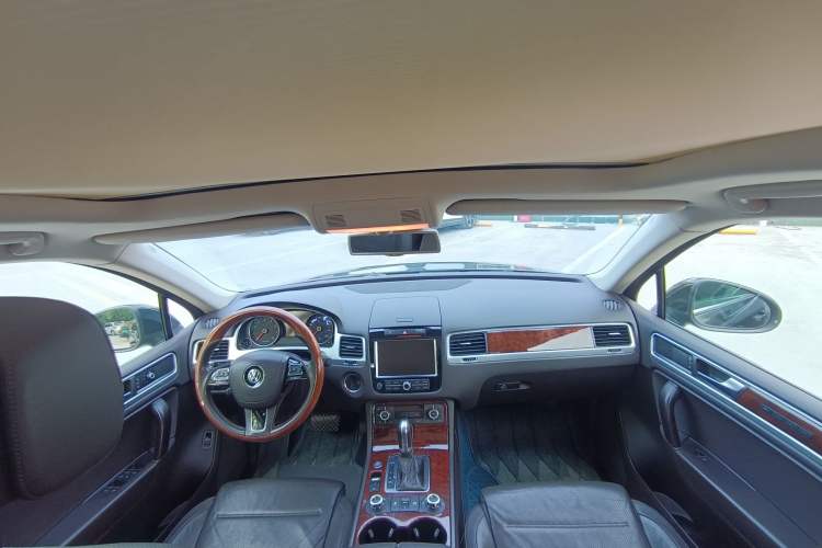 Used Volkswagen Touareg 2011 3.0 TSI Luxury Edition Interior 1