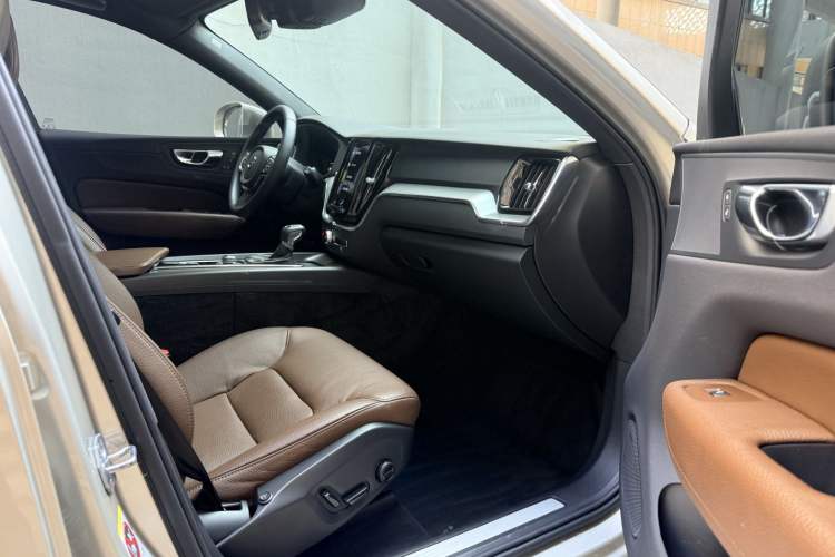 Used Volvo XC60 2021 T5 4x4 Smart Luxury Edition Interior 3