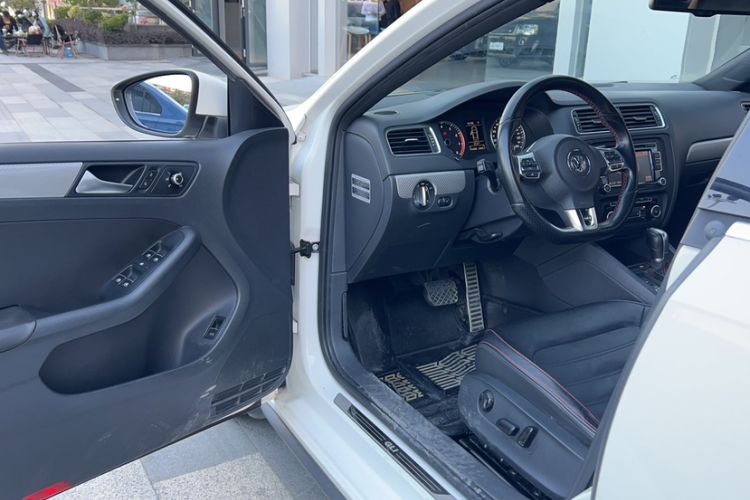 Used Volkswagen Sagitar 2013 2.0 TSI GLI Interior 2