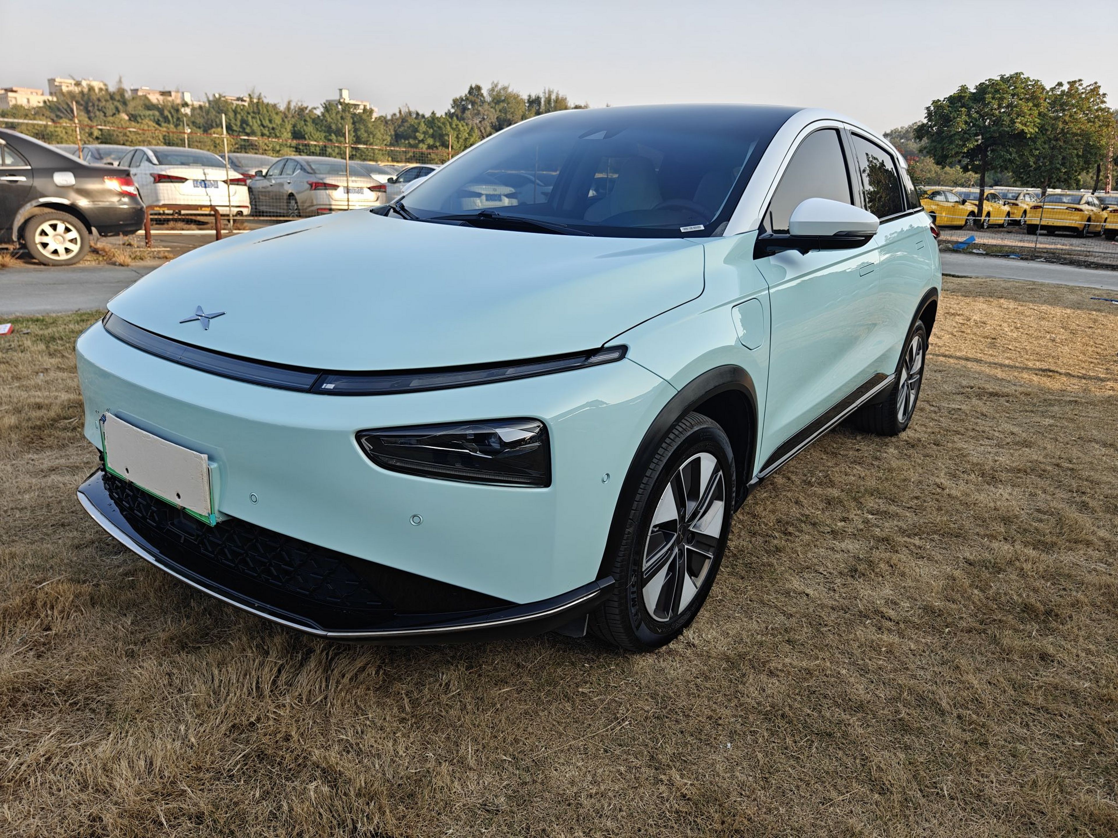 Под передней частью автомобиля