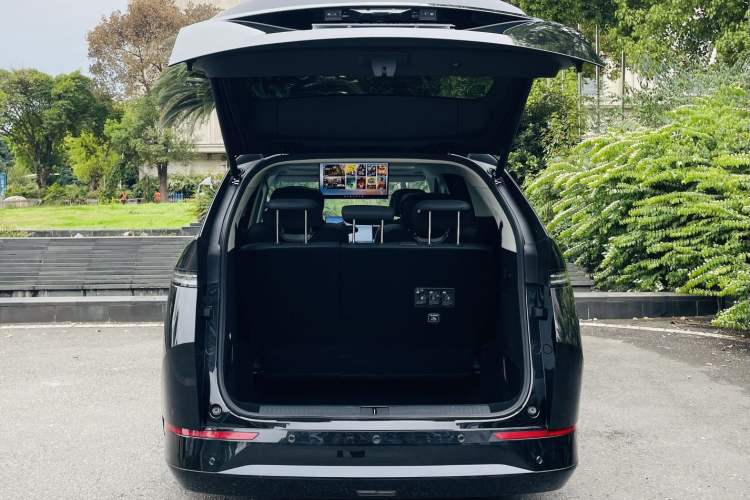 Used XPeng X9 2024 702 Ultra-Long Range Pro
