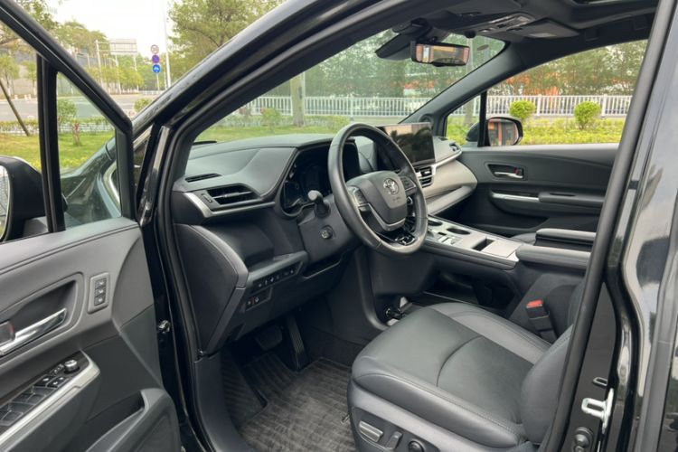 Used Toyota Granvia 2022 2.5L Hybrid Flagship Edition
