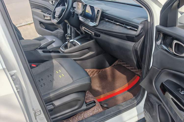 Used Baojun RM-5 2019 1.5T Manual Elite Version with 24-Hour Online Service 6 Seats Interior 4