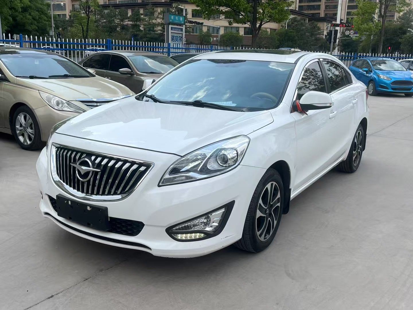 تحت مقدمة السيارة