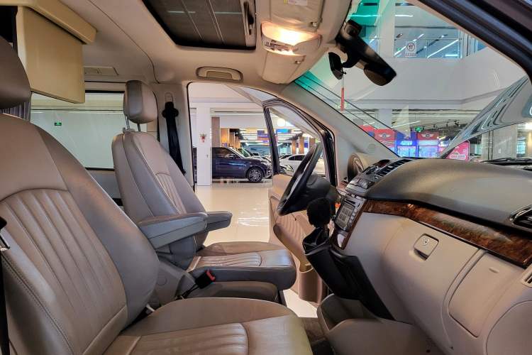 Used Mercedes-Benz Viano 2011 2.5L Navigator Edition Interior 3