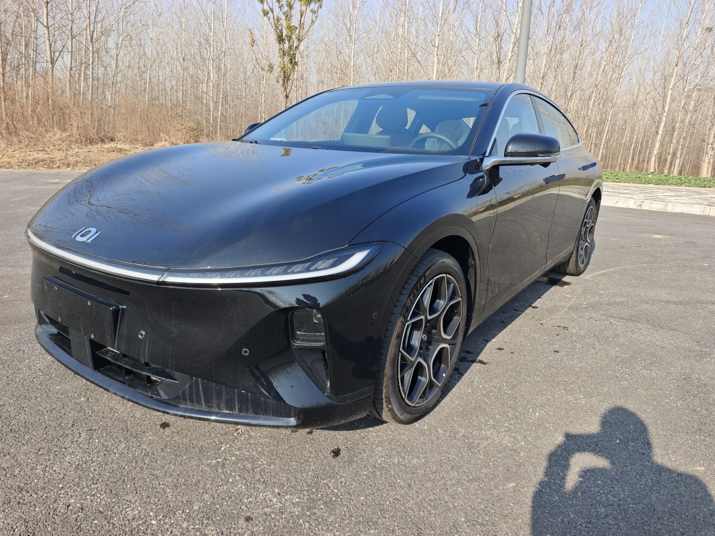 Под передней частью автомобиля