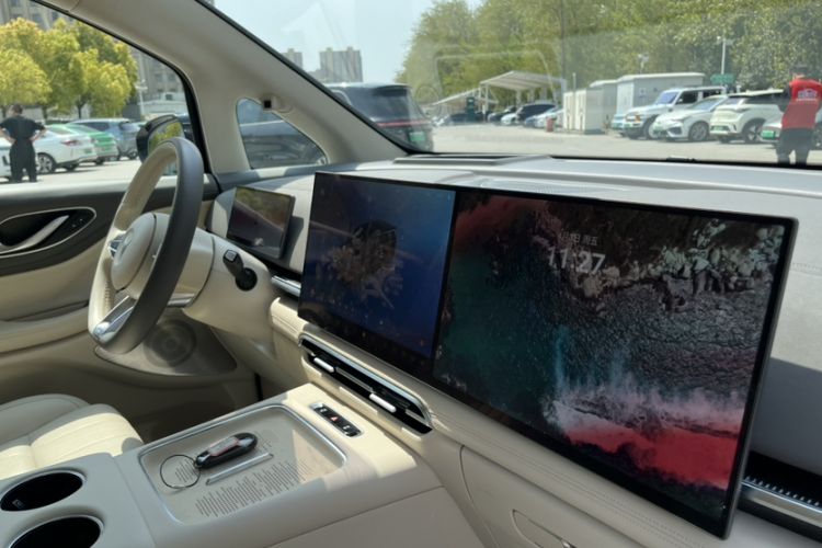 Used VOYAH Dream 2025 PHEV Four-Wheel-Drive Flagship Kunpeng Edition Interior 3