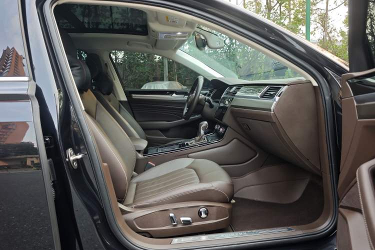 Used Volkswagen Phideon 2021 380TSI Luxury Edition Right Front Seat