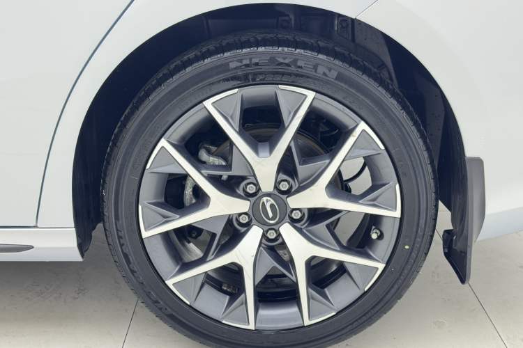 Used GAC Trumpchi EMPOW 2023 Shadow Leopard H Smart Hybrid Edition Exterior 7