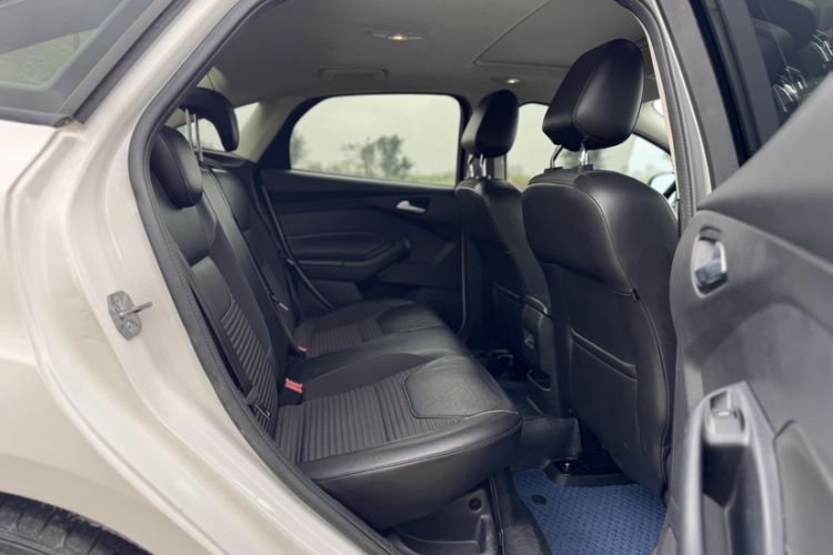 Used Ford Focus 2018 Sedan Classic 1.6L Automatic Trendy SmartDrive Edition Interior 4