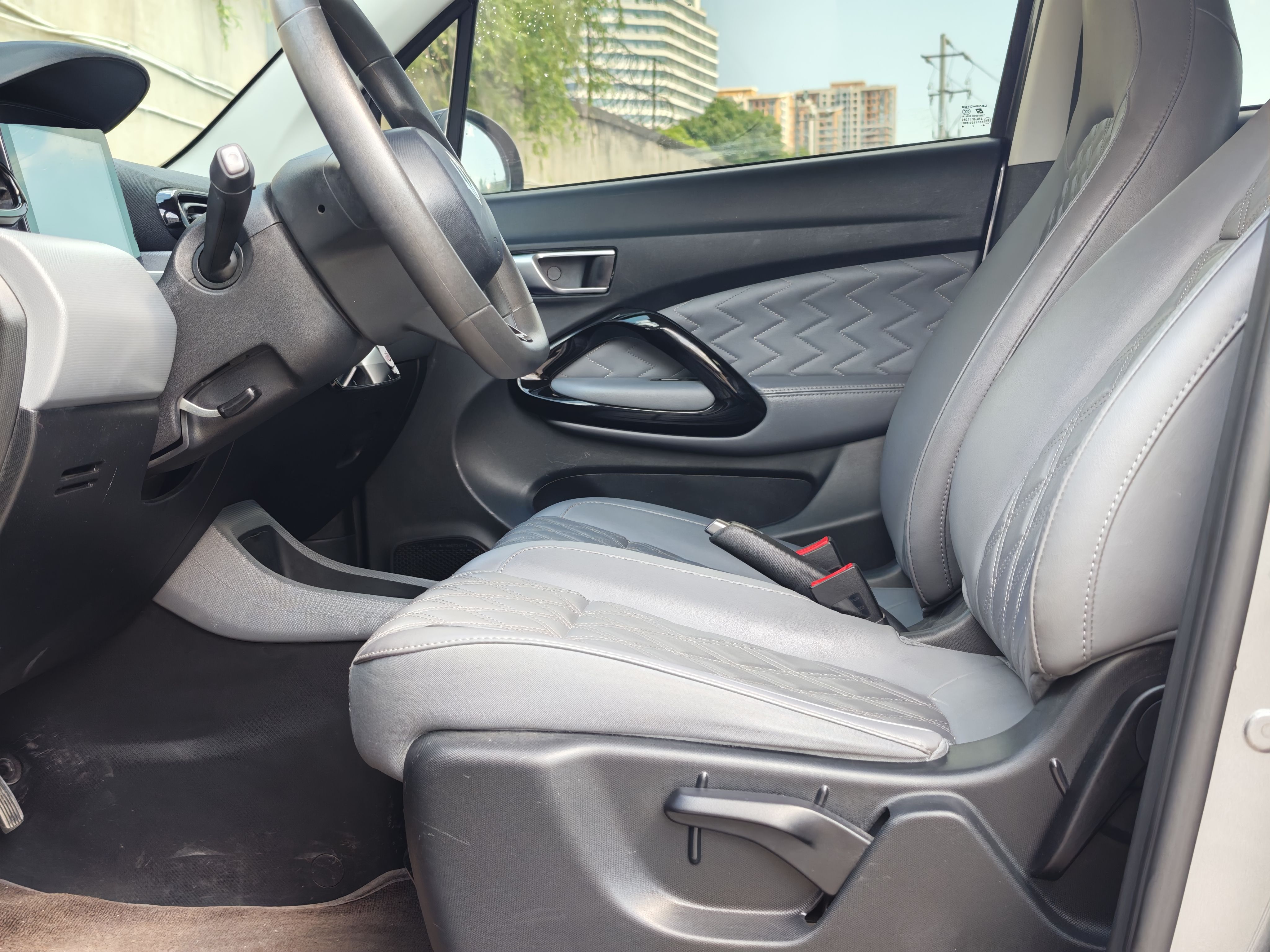 Переднее сиденье в автомобиле