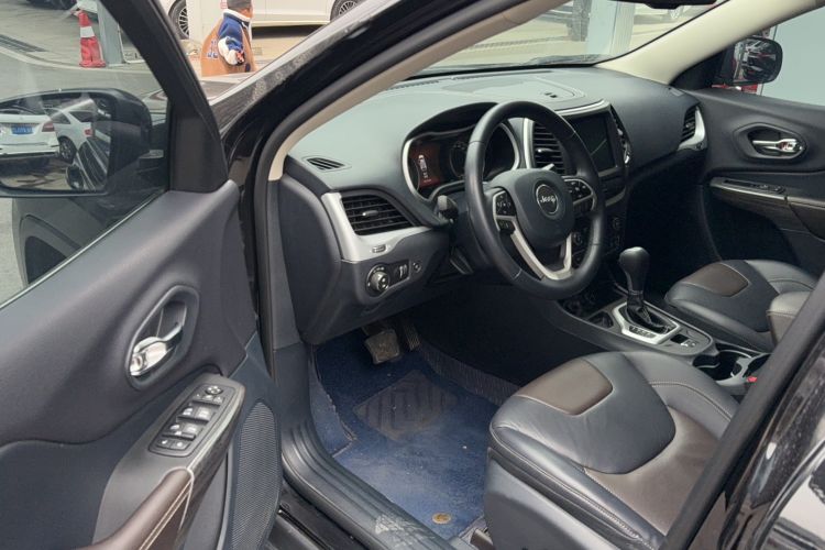 Used Jeep Cherokee 2020 2.0L Two-Wheel Drive Classic Sports Edition