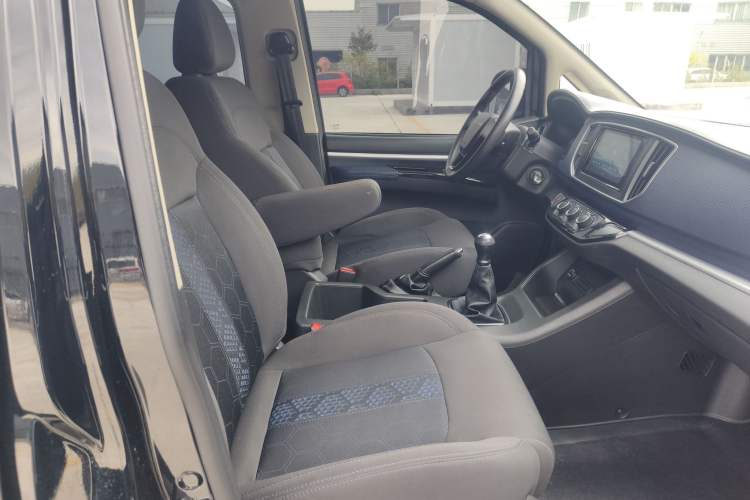 Used FORTHING Lingzhi 2023 M5L 1.6L Comfort 9-Seater Interior 3