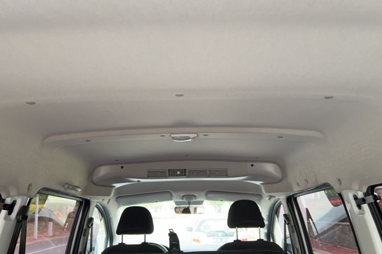 Used Jinbei Gold Hiace M Classic 2022 1.5L Engineering Lion Passenger Vehicle 6 Seats Interior 4