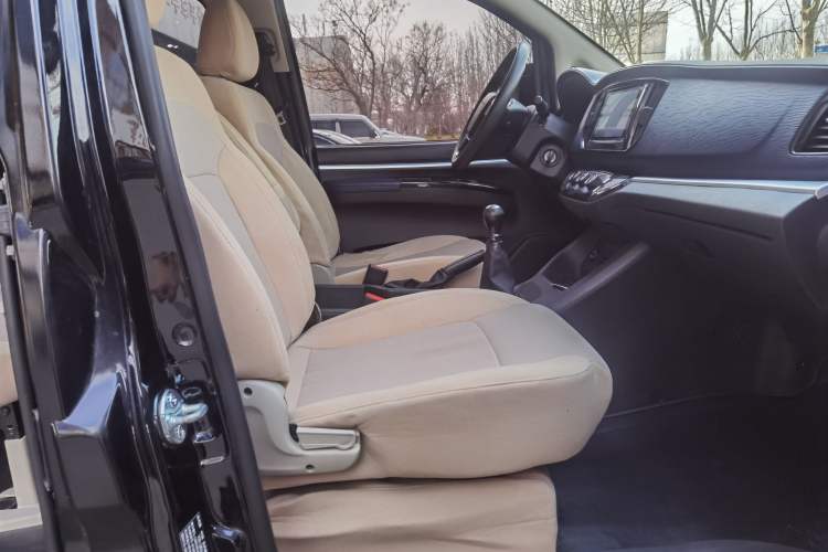 Used FORTHING Lingzhi 2023 M5L 1.6L Base Model 7 Seats
