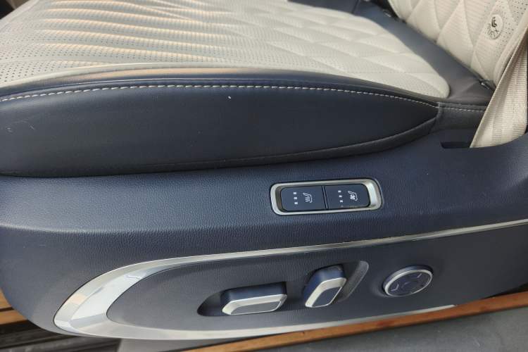 Used SAIC MAXUS G90 2023 2.0T Xingyun 7-Seater Version
