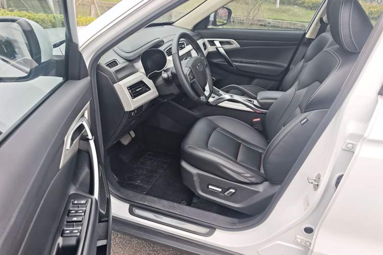 Used Geely Auto Emgrand X7 Sport 2018 1.8TD Automatic Two-Wheel Drive Smart 4G Connected Version Interior 1