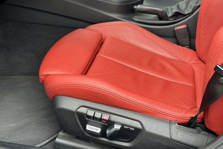 Used BMW 3 Series 2019 320i M Sport Package Interior 4