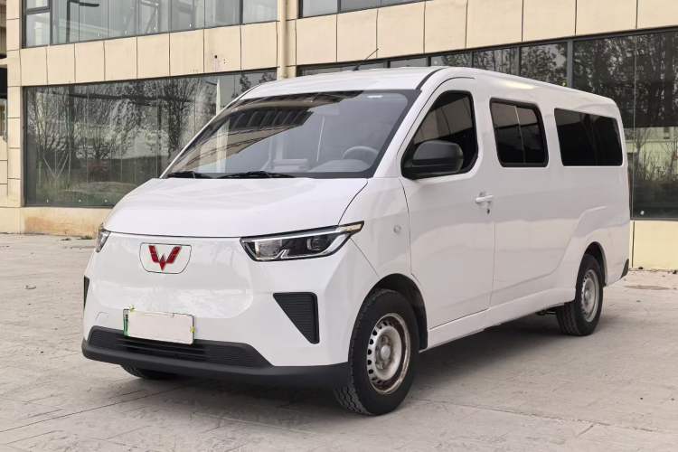 Used Wuling Yangguang 2024 300KM Comfort Version Passenger Van 75kW