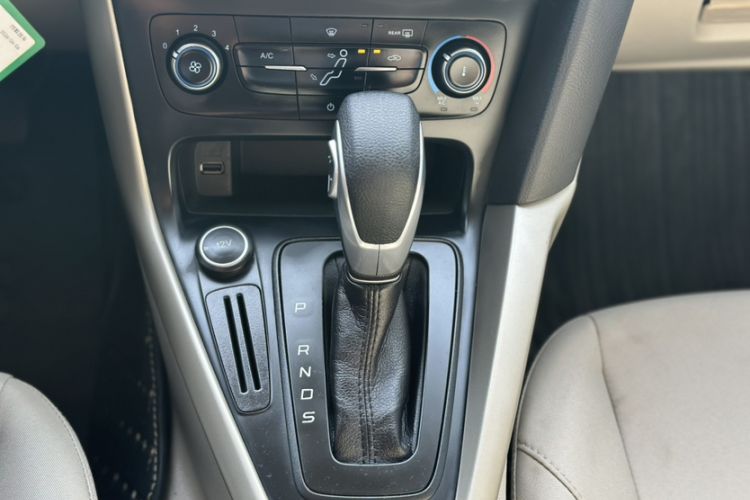 Used Ford Focus 2017 Sedan 1.6L Automatic Comfort Plus SmartDrive Edition Interior 6
