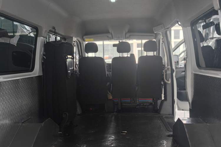 Used SAIC MAXUS Xintu V80 2021 2.0T Manual Classic Aoyuntong Short Wheelbase Mid-Roof 5/6-Seater