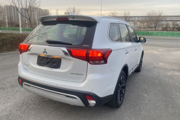 Used Mitsubishi Outlander 2019 2.4L 4x4 Zhi Xiang Edition 7 Seats China VI Standard