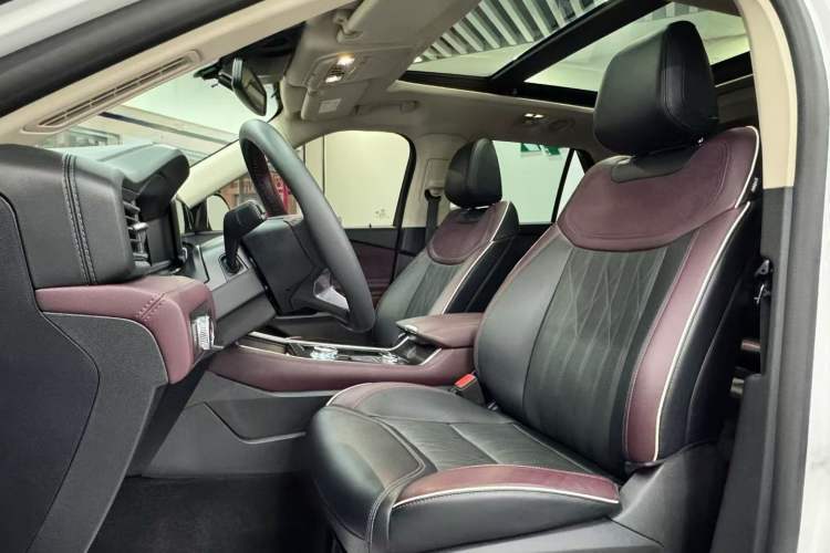 Used Ford Explorer 2023 EcoBoost 285 Four-Wheel Drive Titanium Edition 6 Seats
