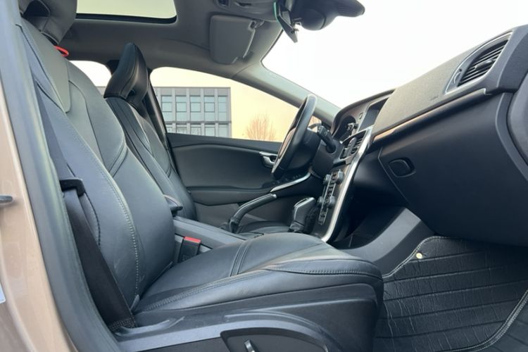 Used Volvo V40 2016 T3 Smart Luxury Edition
