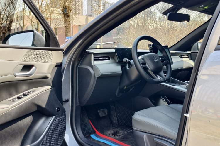 Used BYD Qin PLUS 2025 DM-i Smart Drive 55KM Leading Model Interior 1