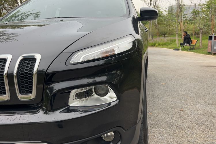 Used Jeep Cherokee 2020 2.0L Two-Wheel Drive Classic Sports Edition
