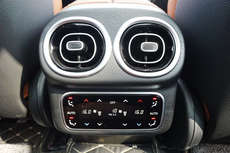 Used Mercedes-Benz GLC 2023 GLC 260 L 4MATIC Luxury Model 5 Seats
