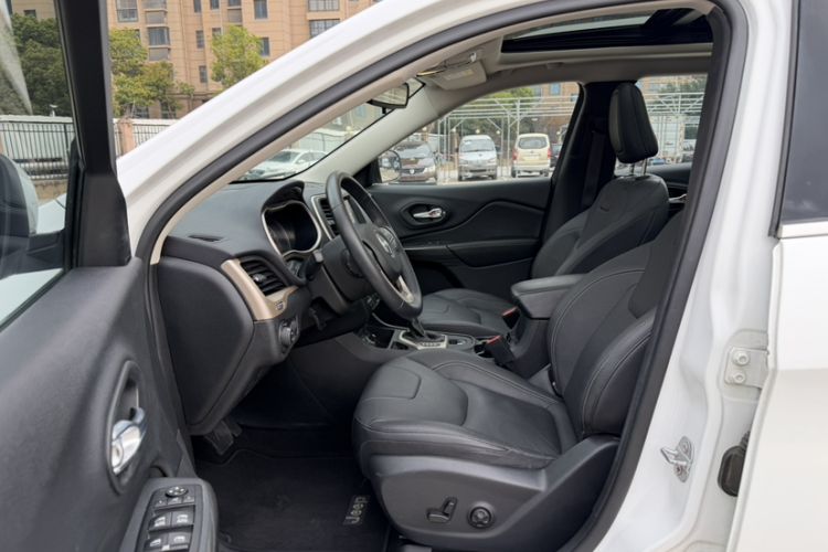 Used Jeep Cherokee 2016 2.4L Leading Edition
