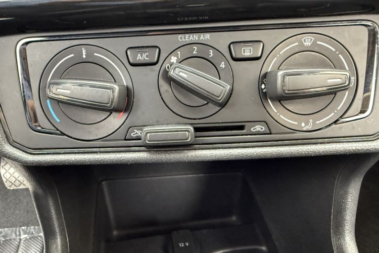 Used Volkswagen Santana 2018 1.5L Automatic Fashion Edition Audio And AC Panel