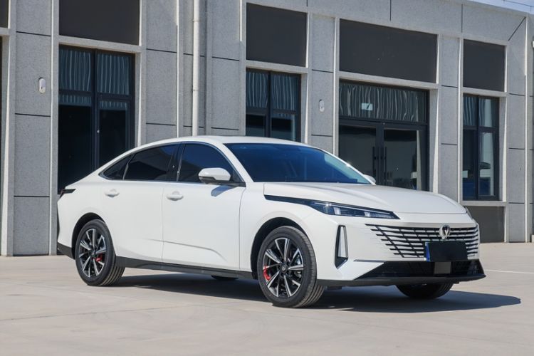 Used CHANGAN Eado 2025 Blue Whale 1.5T 500Bar Prestige Model Exterior 2