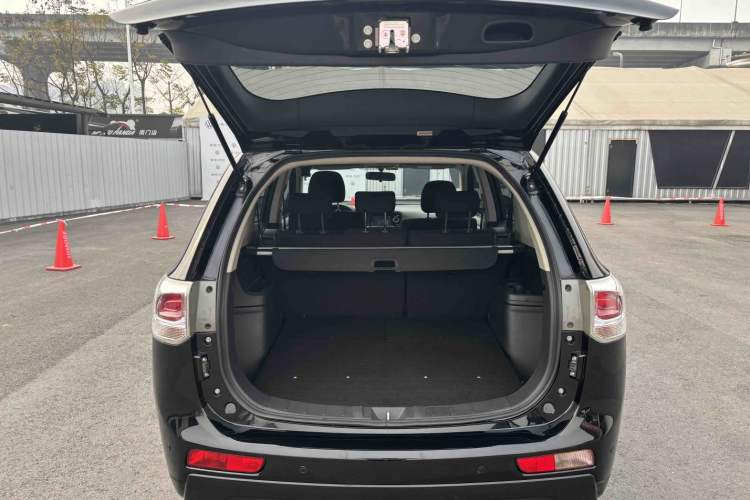 Used Mitsubishi Outlander (Import) 2013 2.0L Two-Wheel Drive Sport Navigation Version 5 Seats