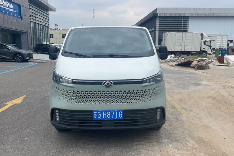 Used SAIC MAXUS Xintu V70 2023 2.0T Elite Edition Manual Transmission Short Wheelbase Low Roof 5/6 Seats (125 hp)
