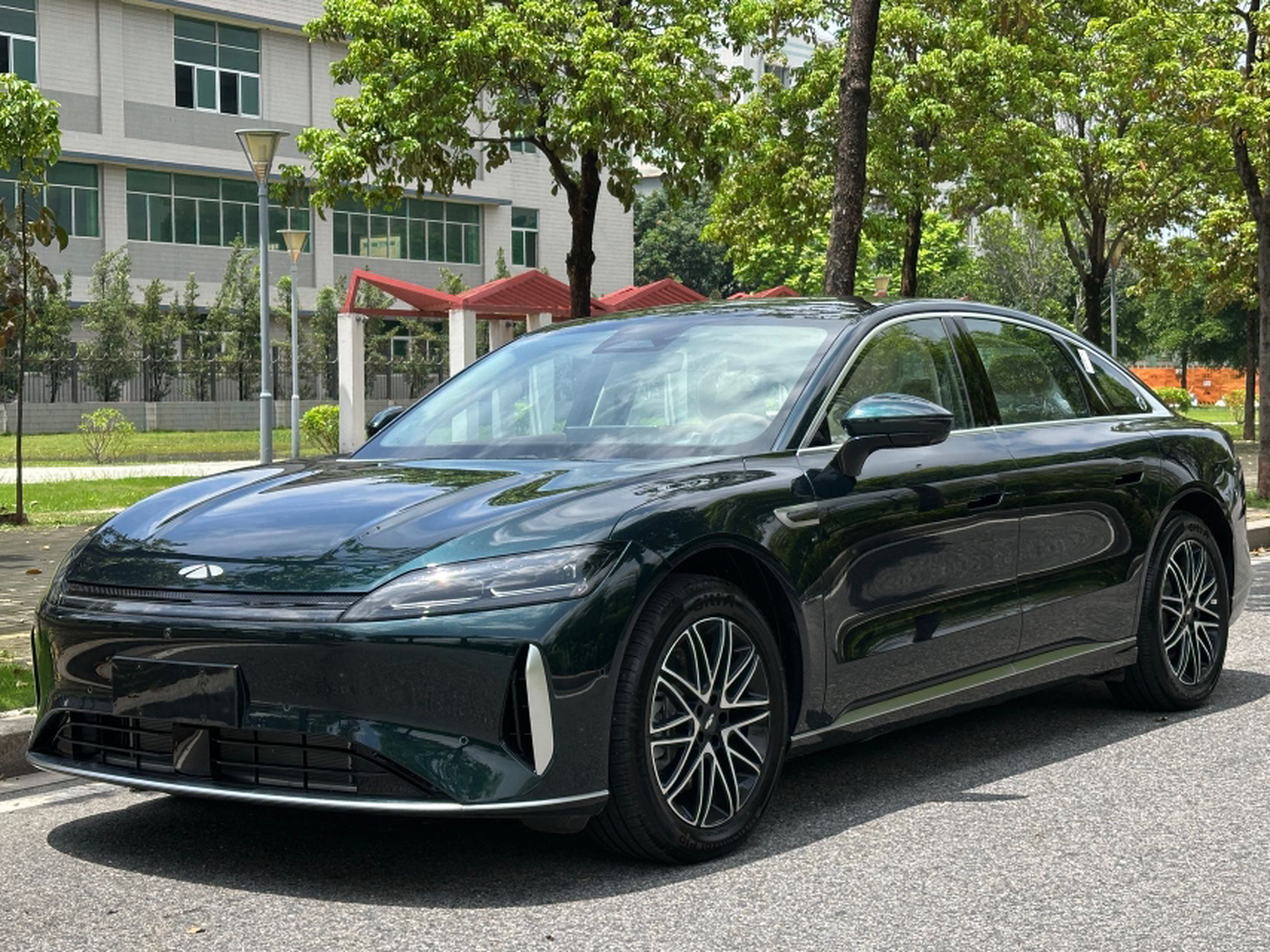 Unter der Vorderseite des Autos
