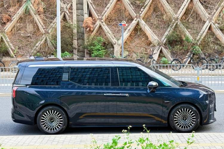 Used Zeekr 009 2022 WE Edition Exterior 4